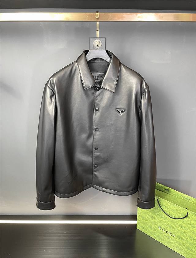 普拉达 Prada 2024早春新款羊皮真皮夹克 经典衣柜系列 有了它 搭配就成了一件轻而易举的事情 码数48-56 黑色